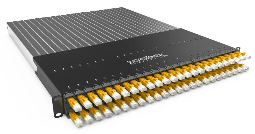Patchbox Panel mit Module und gelben Kat 6 Kabeln